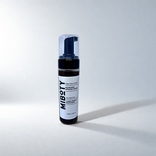 Savon Noir Africain liquide, photo en studio sur fond gris clair