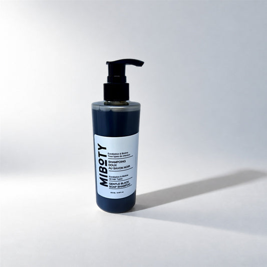 Shampoing Doux au Savon Noir eucalyptus et biotine, photo en studio sur fond gris clair